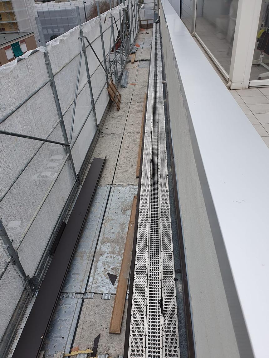 Dissuasore installato sul parapetto di un condominio a Bologna.